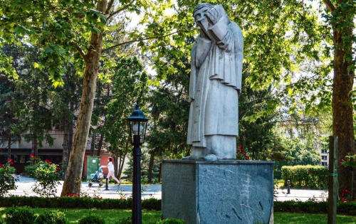 Споменик Архиепископа Данила