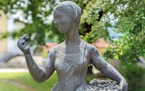 Споменик берачици малина