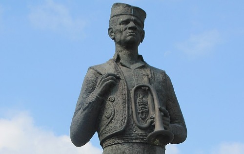 Споменик Десимиру Перишићу
