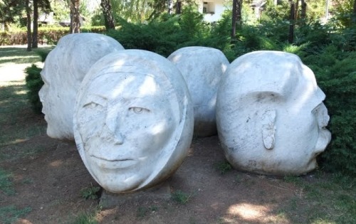 Споменик Камени букет