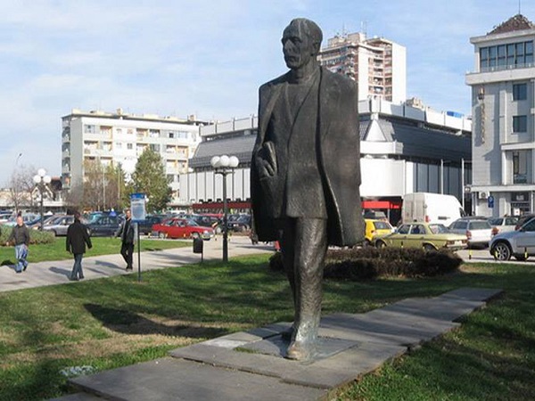 Споменик Кости Стаменковићу