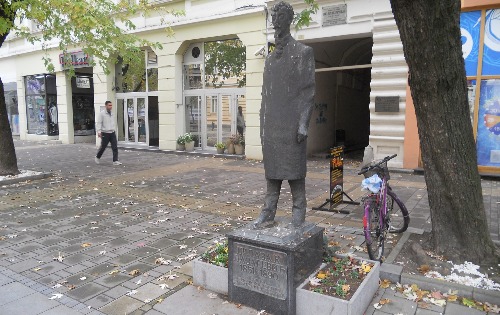Споменик Лази Лазаревићу