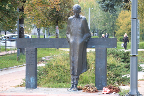 Споменик Миклошу Раднотију