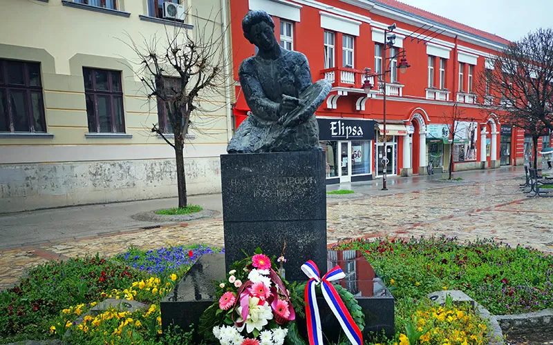 Споменик Надежди Петровић