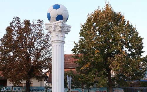 Споменик првој фудбалској лопти