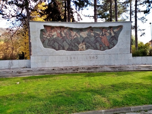 Споменик Револуцији