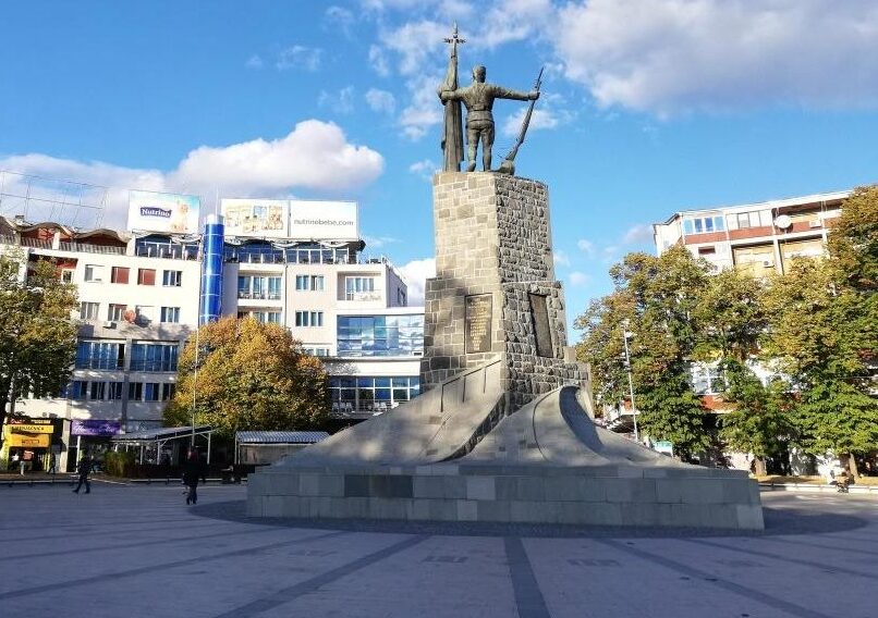 Споменик српским ратницима