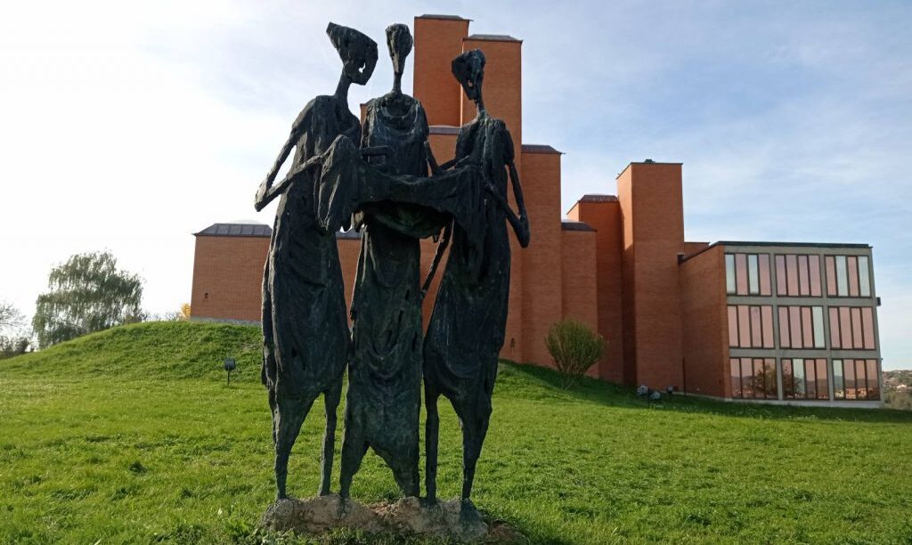 Споменик Суђаје