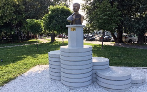 Споменик Момчилу Тапавици