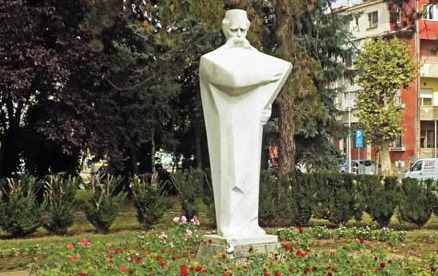 Споменик Вуку Караџићу