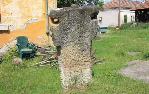 Стари камени споменик