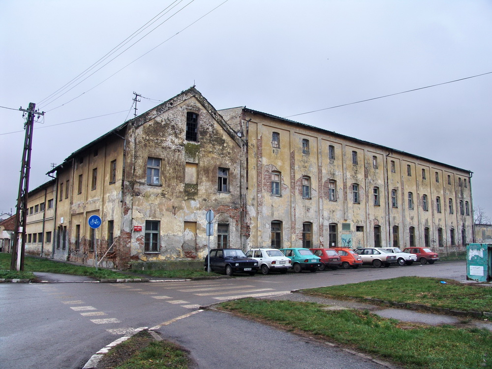 Зграда бившег логора