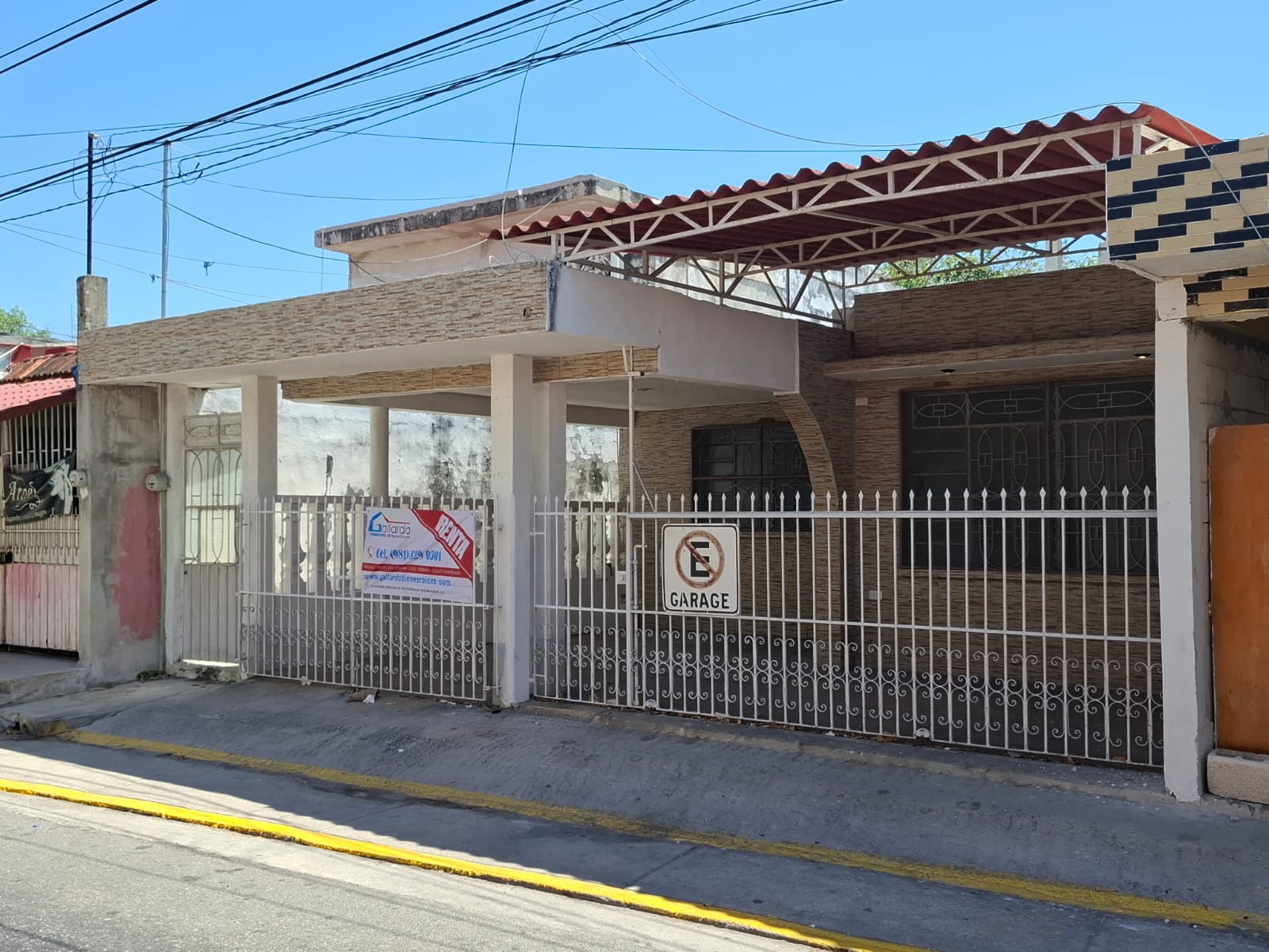 Casa de dos plantas en renta en barrio de Santa Ana