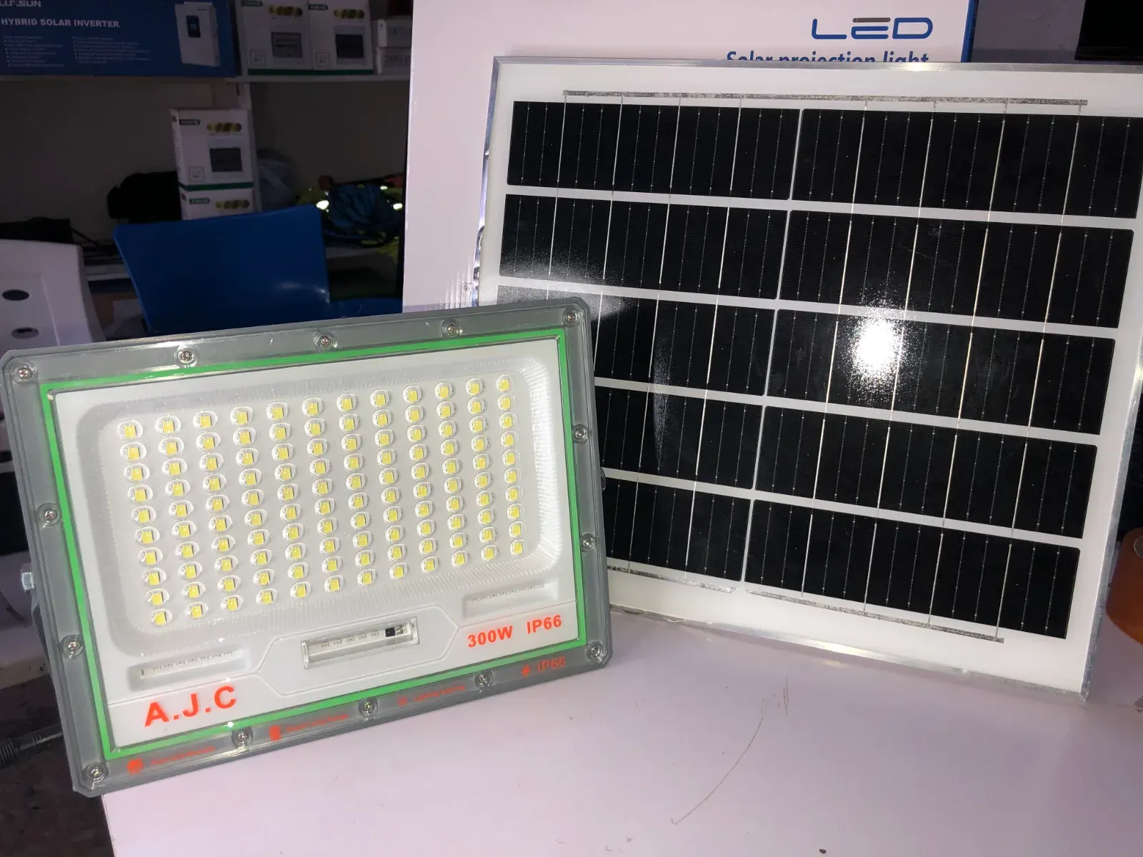 300W LED solar flood light, photo 2 of 3