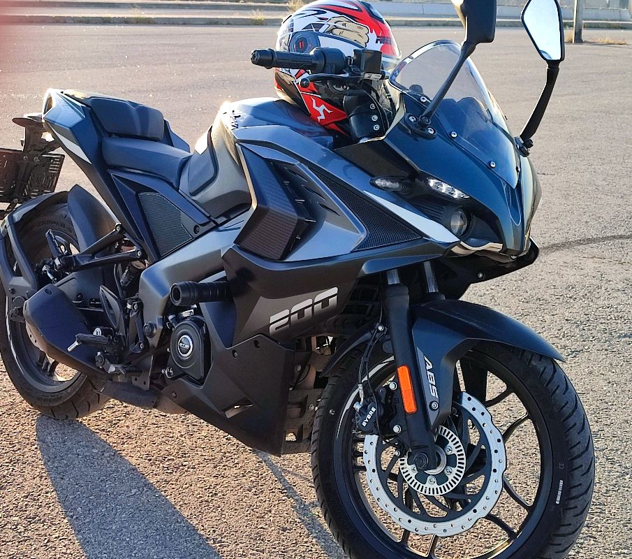bajaj Pulsar rs200 2023 model 7500 km