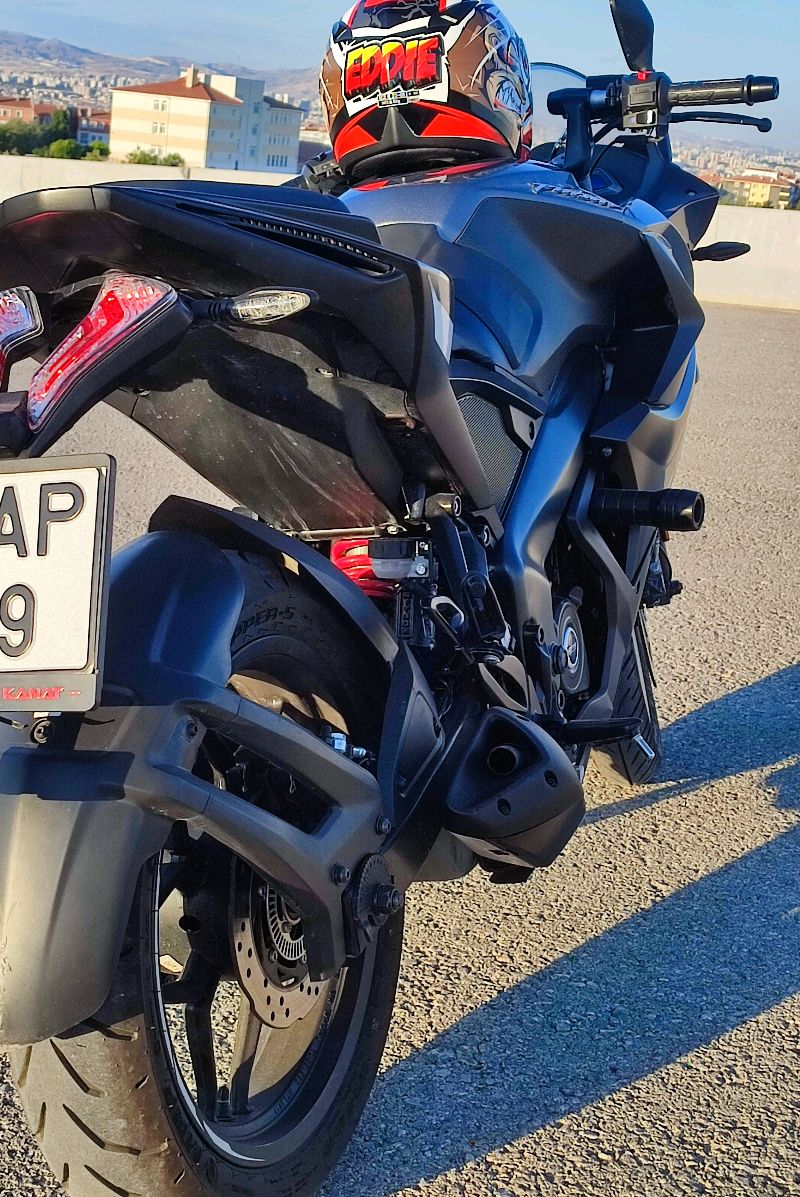 bajaj Pulsar rs200 2023 model 7500 km  2