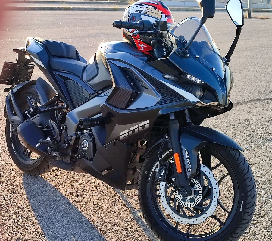 bajaj Pulsar rs200 2023 model 7500 km  3