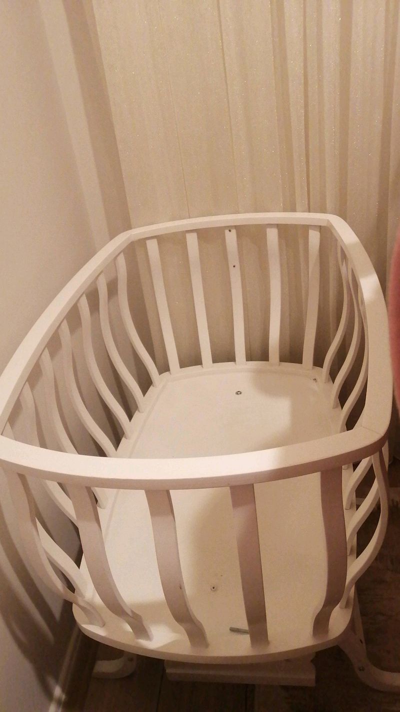 Beyaz bebek beşiği