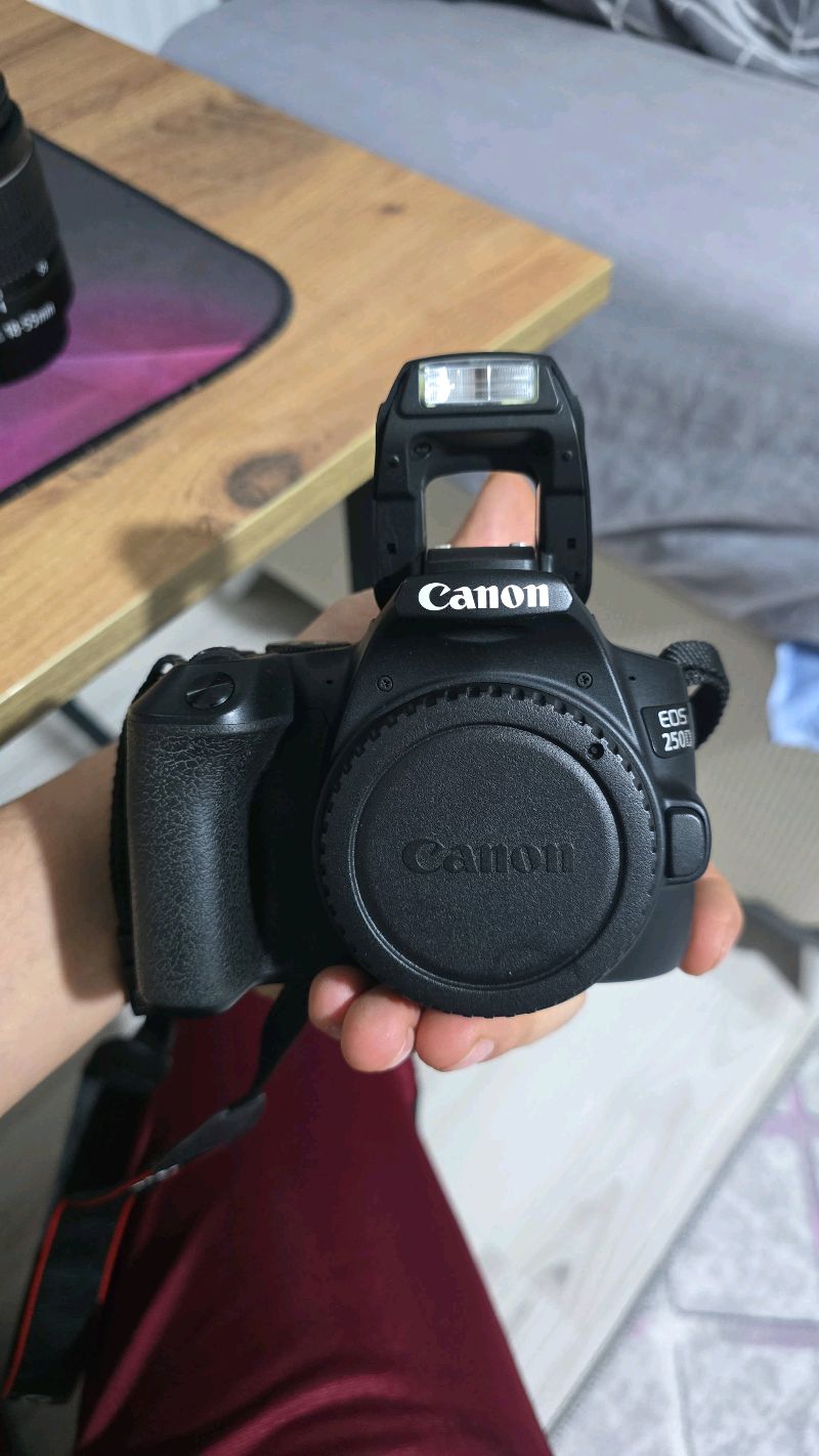 CANON 250D 