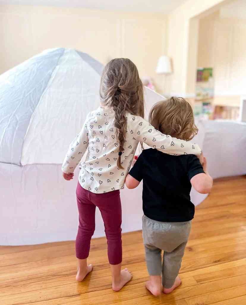 Padre e hijo leyendo un libro en un fuerte Bubbli