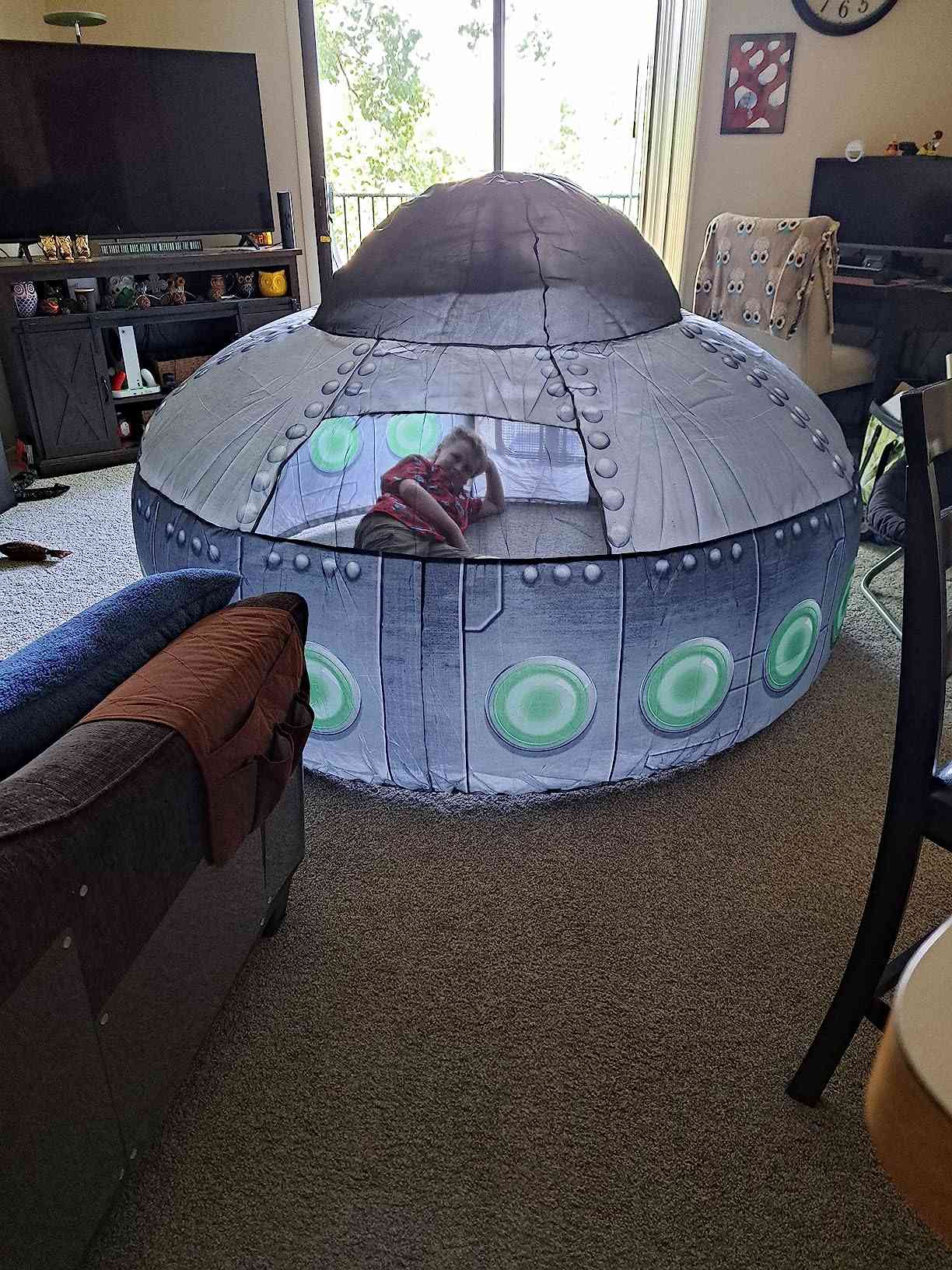 Niño jugando con juguetes dentro del Bubbli