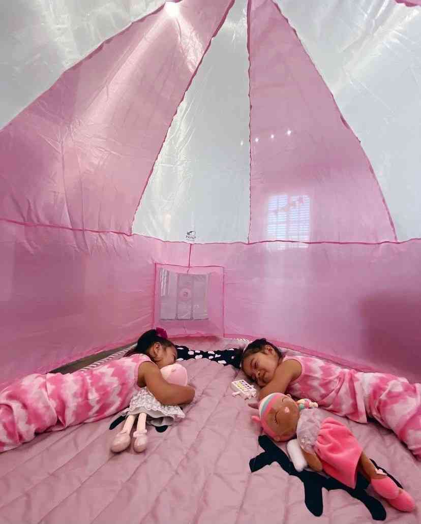 Niño asomándose desde un fuerte Bubbli