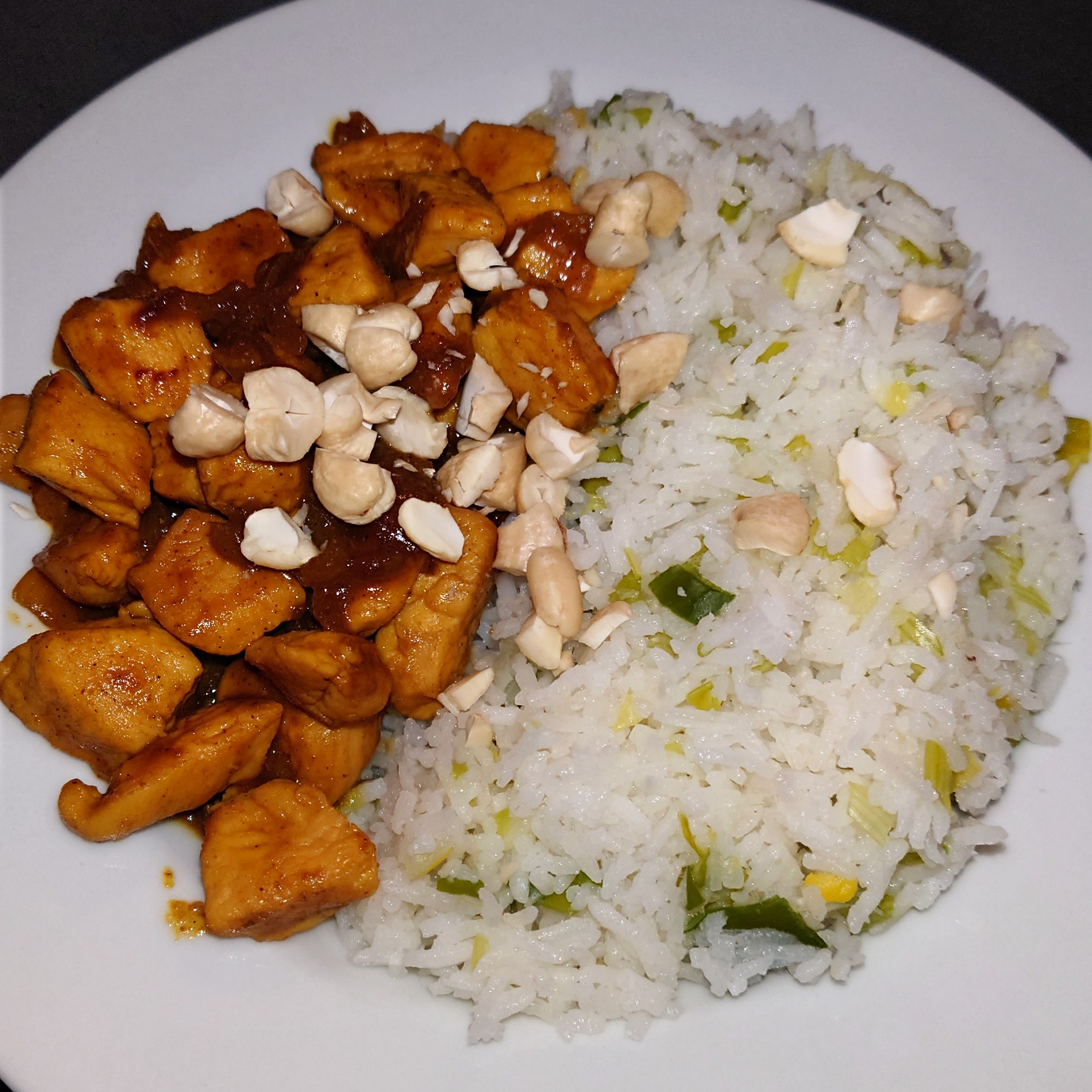 Cashew-Curry-Hähnchen Pfanne mit Porree-Reis