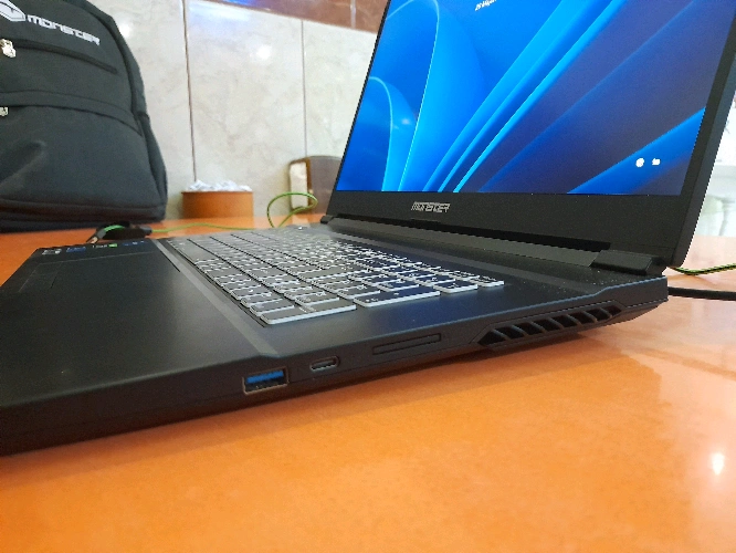 Daha 6 Aylık Laptop 1.5 Yıllık Garantisi Vardır Üstünde Tek Çizgisi Dahi Yoktur Faturası Vardir