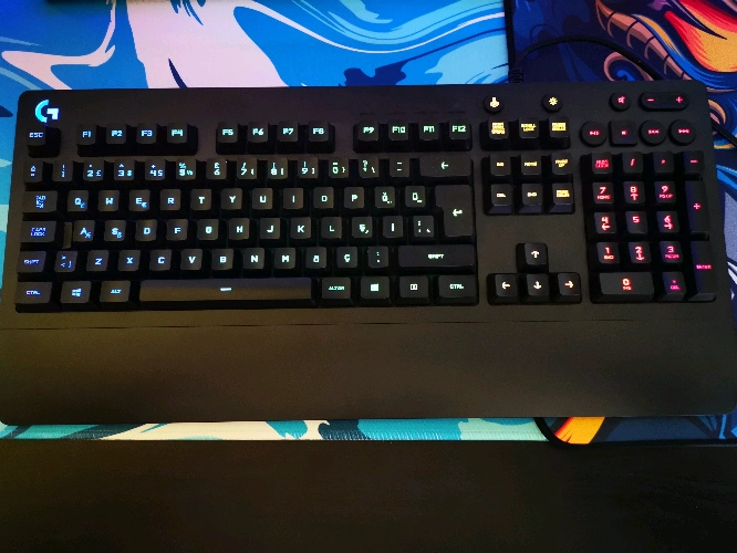 Logitech G213