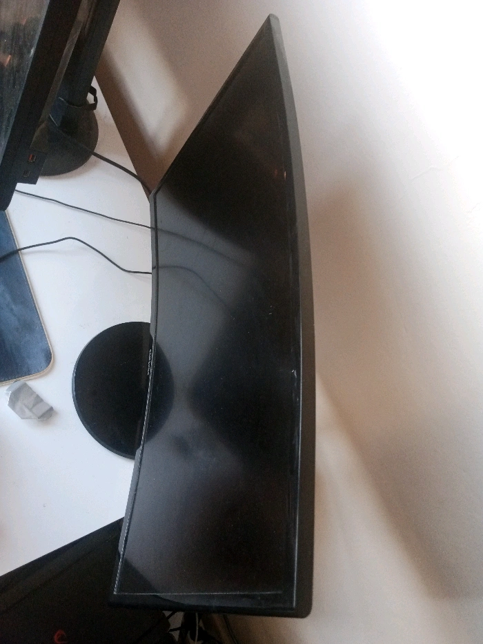 Çok Az Kullanılmış Curved Monitör