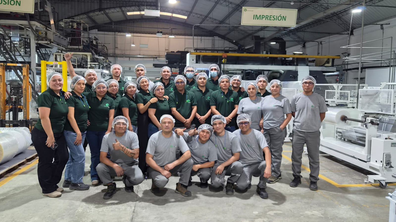 Equipo de Gamma Plast revisando la producción en planta