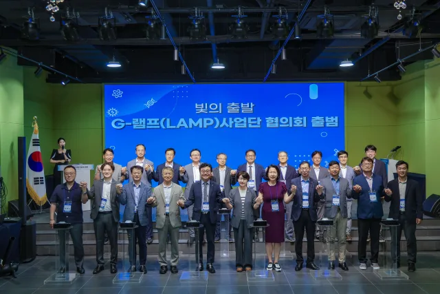 6일 대구에서 열린 G-램프사업단 협의회 출범식 행사에서 이현식 G-램프사업단 협의회장(앞열 왼쪽에서 다섯 번째), 허정은 한국연구재단 학술진흥본부장(앞열 왼쪽에서 여섯 번째)이 전국 20개 대학 사업단 참석자들과 기념촬영을 하고 있다