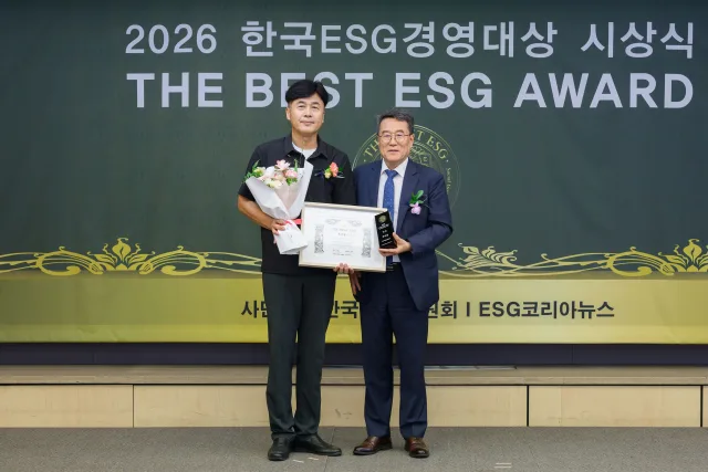 2026 제4회 한국ESG경영대상 ‘THE BEST ESG’ 시상식에서 우수상을 수상한 가든프로젝트 박경복 대표이사가 기념촬영을 하고 있다
