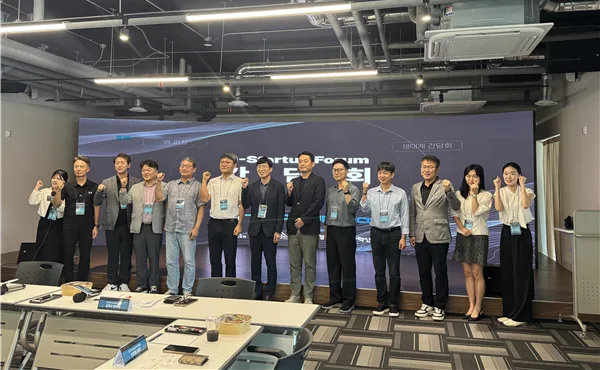 ‘제1회 G-Startup Day’에 참석한 경기창조경제혁신센터와 고양산업진흥원 관계자들이 기념사진을 촬영하고 있다