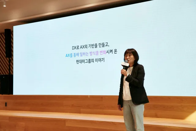 12일 양재 본사에서 열린 ‘현대차그룹 AX 성과 발표회(Beyond AI, Transforming the Way We Work)’에서 현대차·기아 ICT담당 진은숙 사장이 발표하는 모습