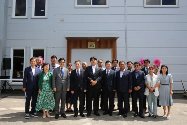 법무부 일자리 우수기업 100호 인증식 단체 사진. 왼쪽에서 4번째가 최영승 한국법무보호복지공단 이사장, 6번째가 송중일 법무부 범죄예방정책국장
