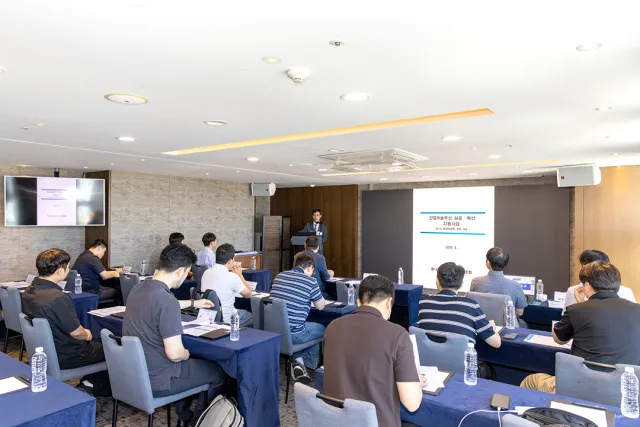 ‘산업AI 솔루션 실증·확산사업’ 제1차 운영위원회 참석자들이 수요기업별 비전AI 실증 계획 발표를 듣고 있다