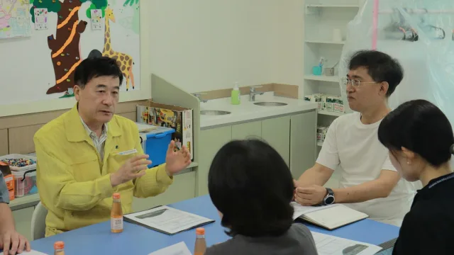허성우 한국교육시설안전원 이사장(왼쪽)이 13일 강원 정선군 남선초등학교에서 학교 관계자들과 간담회를 갖고 현장의 안전관리 애로사항 등 의견을 청취하고 있다(사진=한국교육시설안전원)