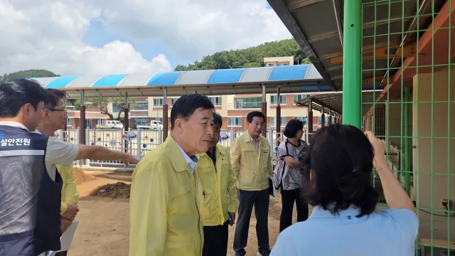 허성우 한국교육시설안전원 이사장이 19일 학교 시설물 피해 현황과 안전 상태를 점검하며 학교 관계자들의 애로사항과 복구 관련 의견을 청취하고 있다(사진=한국교육시설안전원)