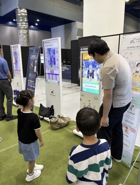 AI 헬스케어 솔루션 기업 에이전의 ‘AI Summit Seoul 2026’ EXPERIENCE ZONE 부스에서 어린이들이 ‘포메이전 KIDS’ 모델 서비스를 체험하고 있다