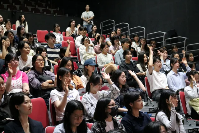 청년 맞춤형 ‘현직자 특강·멘토링’에서 참여 청년들이 현직자와 질의응답을 진행하고 있다(사진=서울광역청년센터)