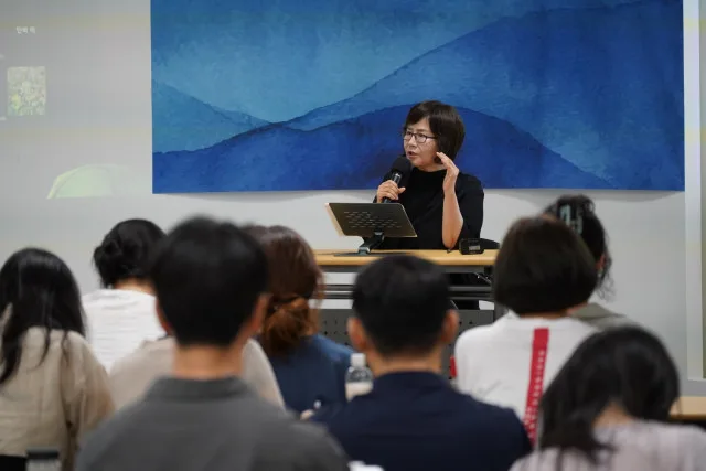 연구원에서 강의를 하고 있는 김리아 원장