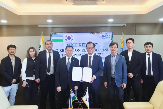 허희영 한국항공대 총장(가운데 오른쪽)과 일홈 마흐카모프 우즈베키스탄 교통부 장관(가운데 왼쪽)을 비롯한 양측 관계자들이 15일 업무협약 체결 후 기념촬영을 하고 있다