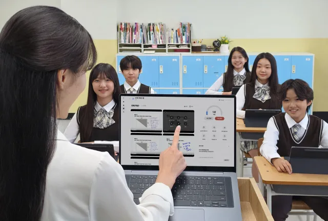 교사가 ‘갤럭시 클래스룸’의 교실 수업용 솔루션 ‘삼성 녹스 클래스룸’을 활용해 학생용 태블릿 화면을 확인하고 있다