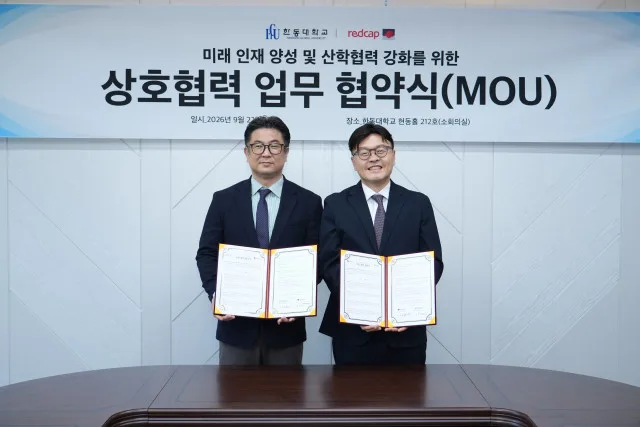 경북 포항시 한동대학교 현동홀에서 열린 업무 협약식에서 김윤선 한동대학교 대외국제처장(왼쪽)과 윤영덕 레드캡투어 상무가 업무협약(MOU) 체결 후 기념촬영을 하고 있다