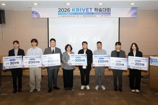 한국직업능력연구원이 10월 1일(목) 여의도 에프케이아이타워에서 ‘2026 KRIVET 학술대회’를 개최했다. 한국직업능력연구원 고혜원 원장(왼쪽에서 네 번째)이 대학원생 논문경진대회 수상자들과 기념 촬영을 하고 있다