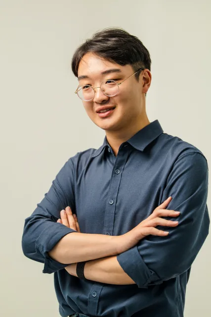 셈틀 오현우 대표이사(사진)는 대전동신과학고등학교를 조기 수료하고 KAIST 전산학부에 재학 중이다. 고등학교 시절 한글 기반 프로그래밍 언어 ‘훈민정음’을 설계·개발했다. 2024년 셈틀 팀장으로 메타버스 개발자 경진대회 성인부 최우수상을 수상했으며, 2025년 ‘SwiftData Assistant’로 Apple Swift Student Challenge