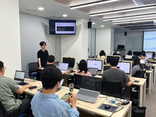 조코딩AX파트너스 강사가 참가자의 실습을 돕고 있다(제공=조코딩AX파트너스)