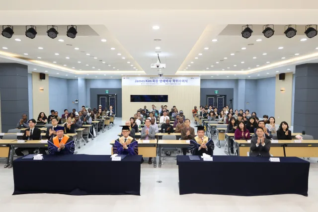 암참 제임스 김 회장(왼쪽에서 세 번째), 한국항공대 허희영 총장(왼쪽에서 두 번째), 대한항공 장성현 부사장(왼쪽에서 네 번째), 안준선 대학원장을 포함한 참석자들이 명예박사 학위수여식 후 기념 촬영을 하고 있다