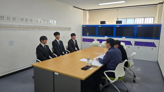 디투엔지니어링 인사팀이 28일 동양대학교 본교에서 철도운전제어학과 재학생을 대상으로 최종 면접을 진행하고 있다(사진=디투엔지니어링)